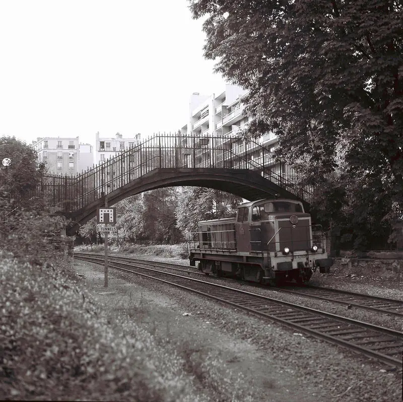 Locomotive passant sous la passerelle de la rue de la Mare en 1989 