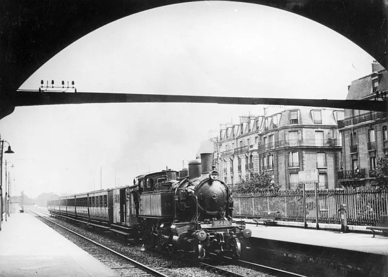 Un train circulaire arrive à la station Point-du-Jour après avoir franchi la Seine 