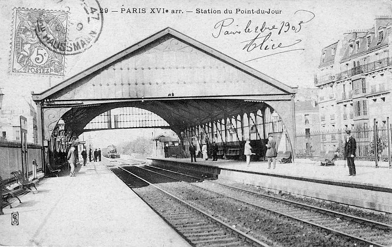 Vue des quais et de la halle métallique de la station Point-du-Jour 