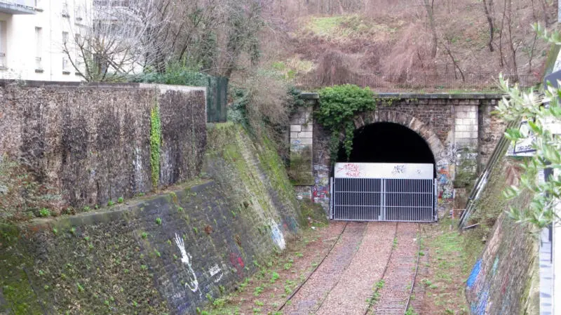 Portail à deux battants fermant le tunnel de Charonne près de la rue de Bagnolet 