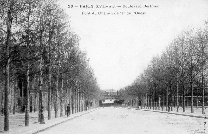Vue du boulevard Berthier et du pont des voies de la gare Saint-Lazare. 