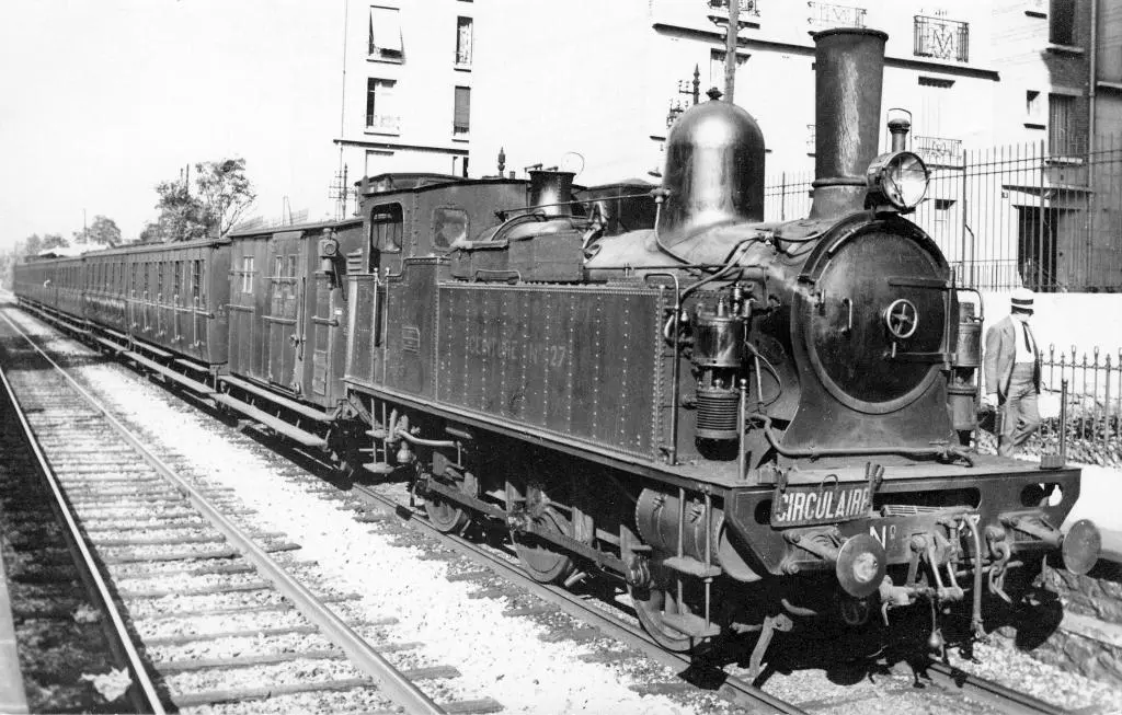 Un train circulaire est prêt à repartir de la station Rue Claude Decaen en 1934 