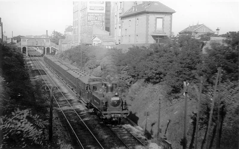 Un train vient de quitter la station Claude Decaen (vers 1909) 