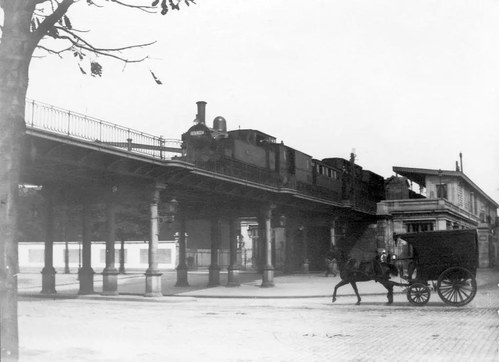 Un train du service circulaire part de la station Avenue de Vincennes à la fin du XIXe siècle 