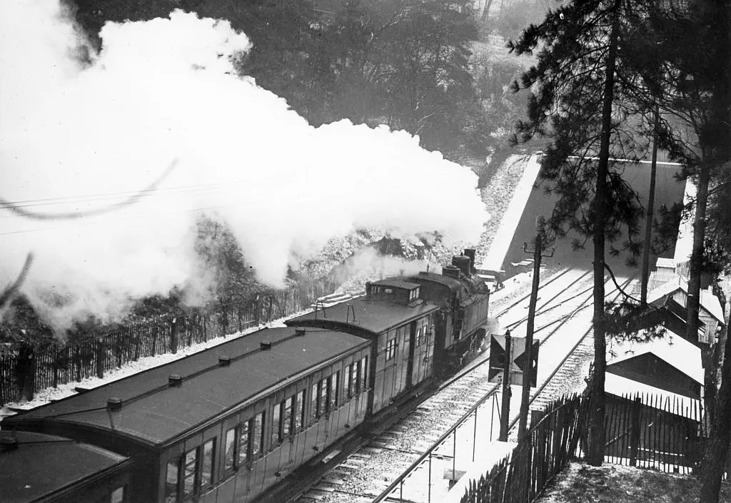 Train de la Petite Ceinture dans la tranchée des Buttes-Chaumont en 1933 