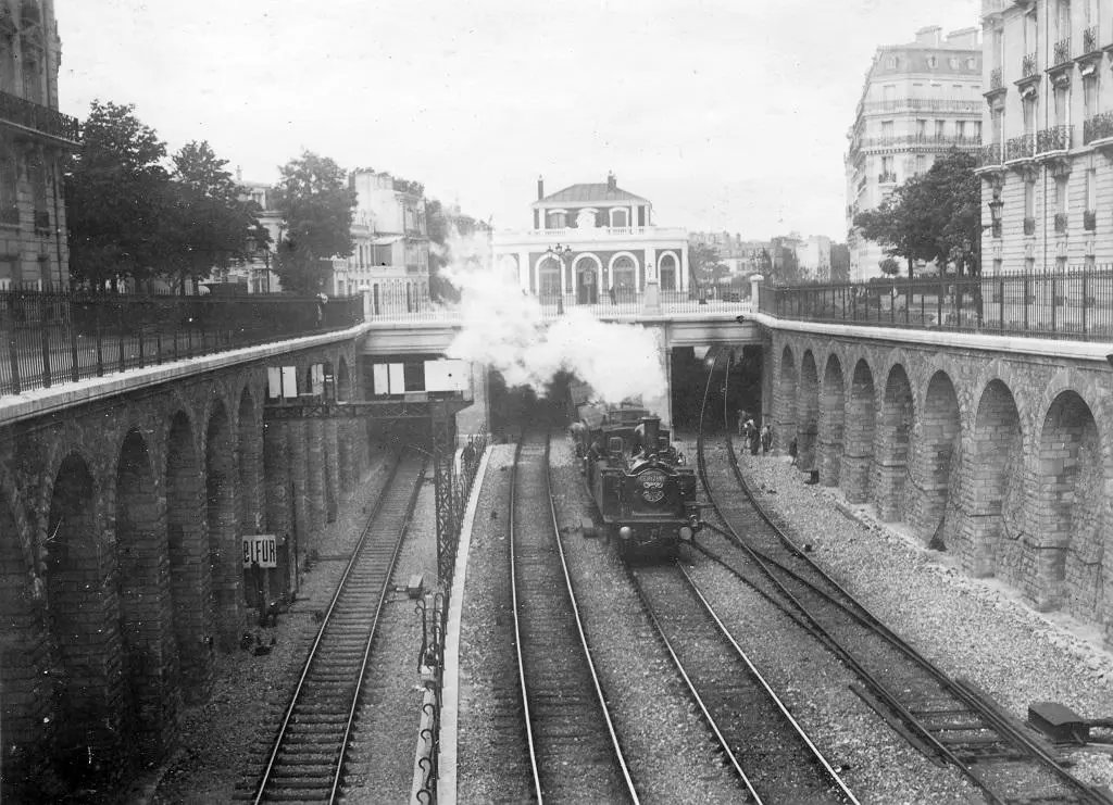 Train de Ceinture quittant la station de l'Avenue Henri Martin vers 1900 