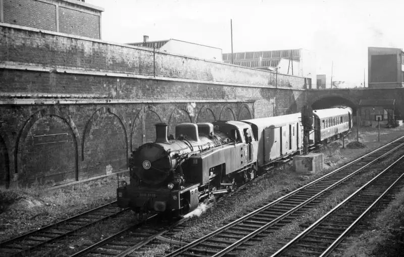 Train de jonction n°J126 au passage de la station La Chapelle Saint Denis dans les années 1950 