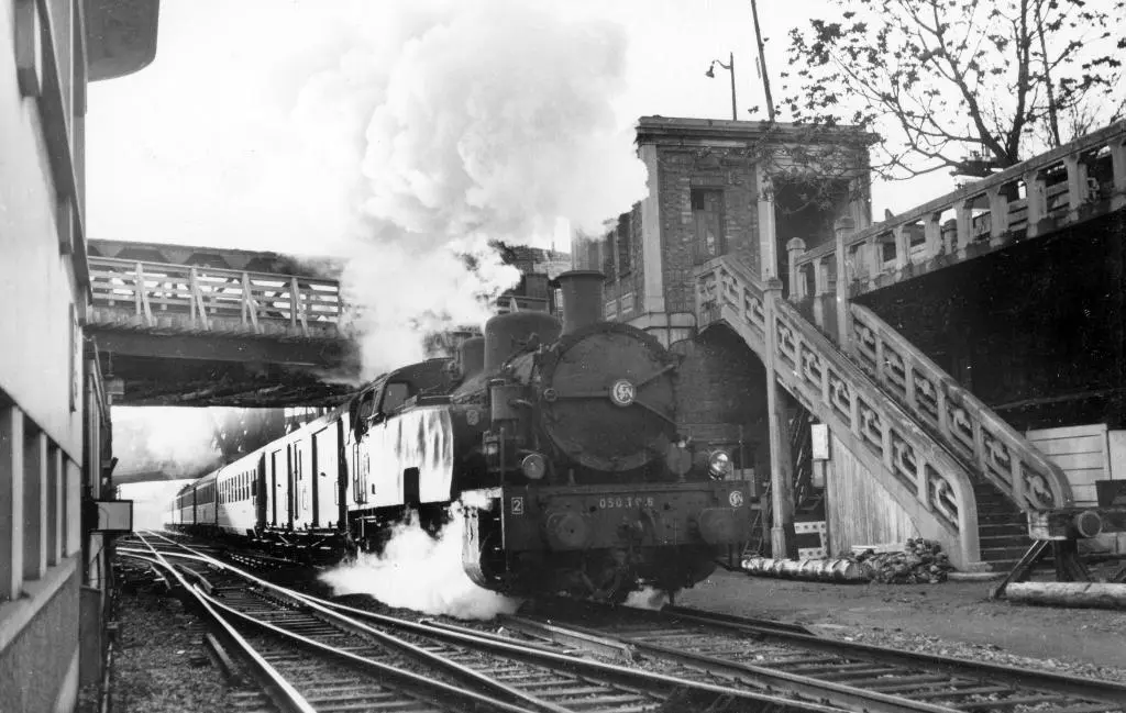 Passage du Train Bleu devant le poste d'aiguillage de l'Évangile le 30 mars 1959 