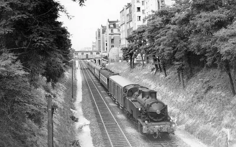 Un train de jonction passe devant la station Rue Claude Decaen dans les années 1950 