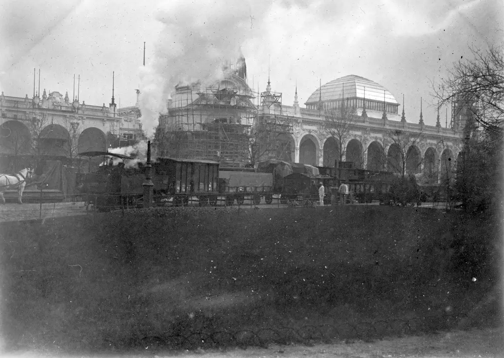 Avant l'ouverture de l'Exposition, un train circule au milieu du Champ-de-Mars 