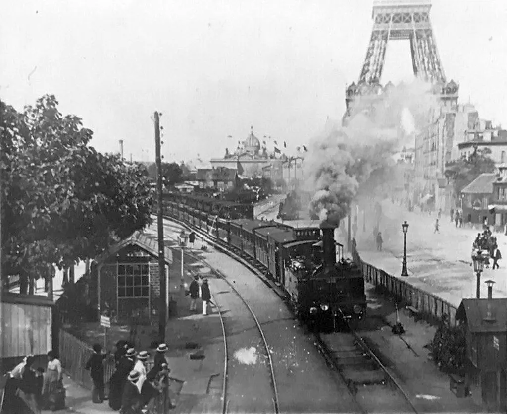 Un train quitte la gare terminus du Champ-de-Mars pendant l'Exposition de 1889 