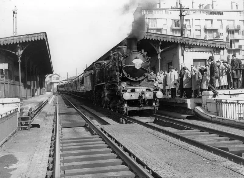 Train spécial du 13 mars 1966 à l'arrêt à la station de l'Avenue de Vincennes. 