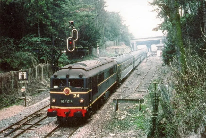 Train spécial parcourant la tranchée du parc des Buttes-Chaumont 