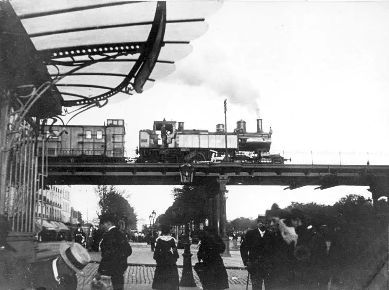 Un train franchit le viaduc du Cours de Vincennes entre 1902 et 1908 