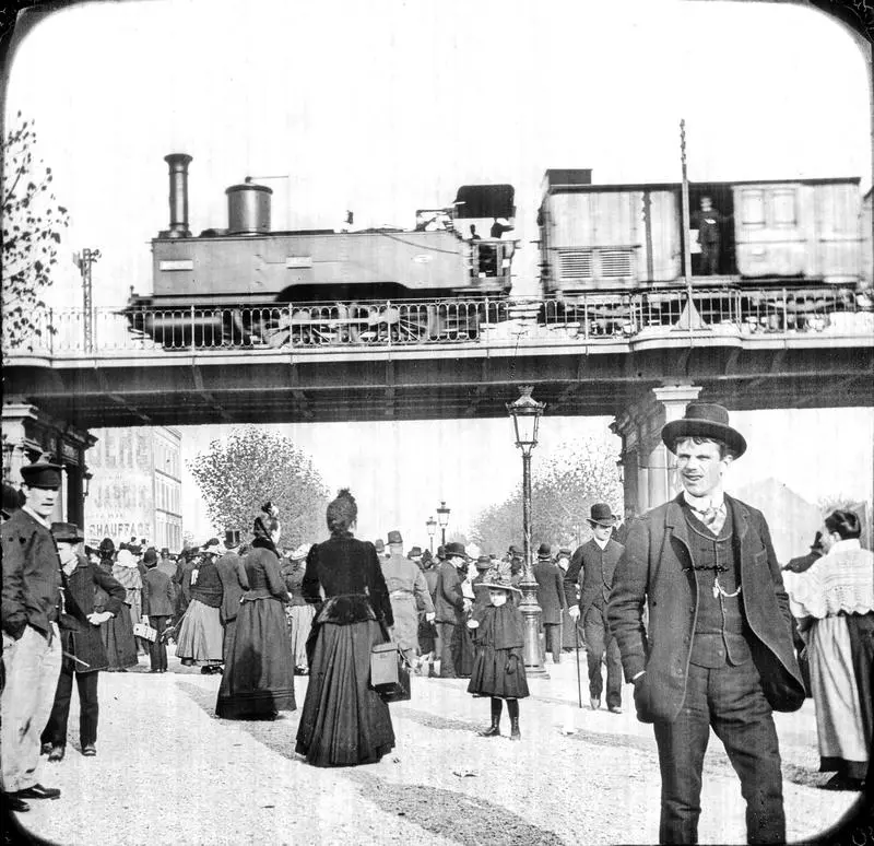 Un train du service circulaire franchit le Cours de Vincennes à la fin du XIXe siècle 