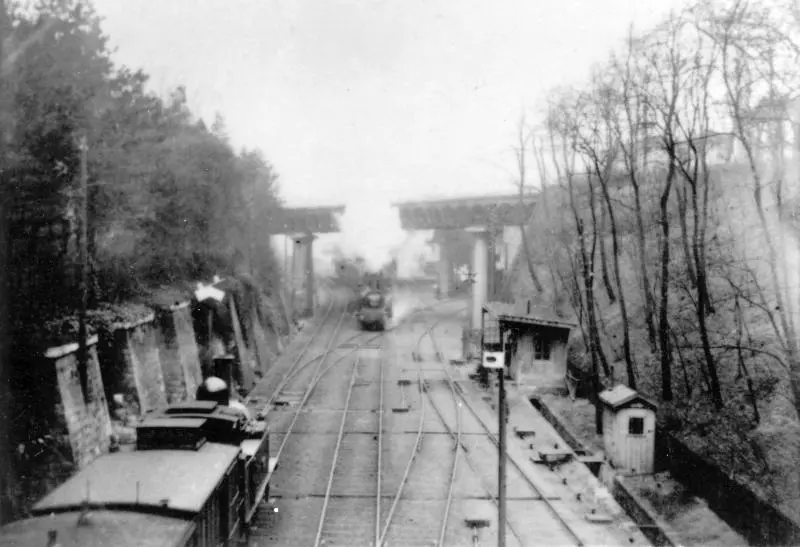 Deux trains de la Petite Ceinture se croisent dans la tranchée du Parc des Buttes-Chaumont 