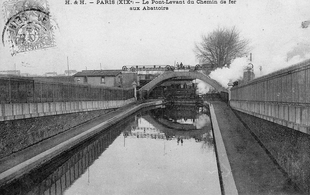 Pont-levant sur le canal de l'Ourcq reliant la gare de Paris-Bestiaux à celle de Paris-Abattoirs 