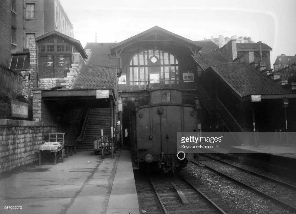 Vue des quais de la station Boulevard Ornano le 18 décembre 1933 