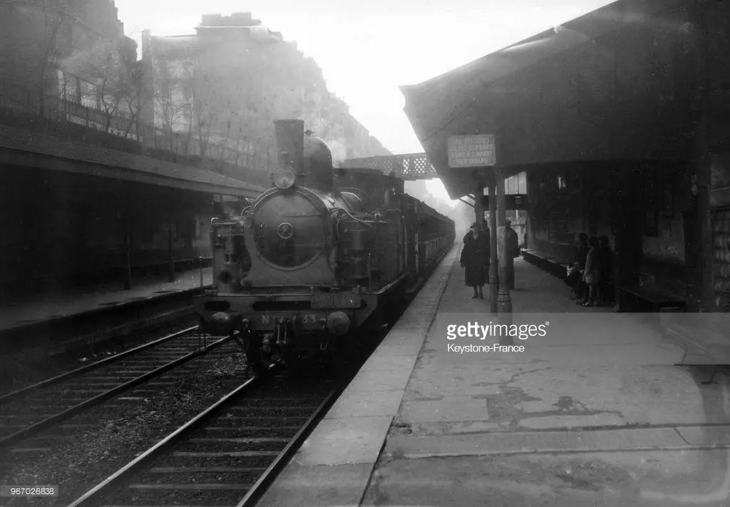 Train à quai à la station Boulevard Ornano le 18 décembre 1933 