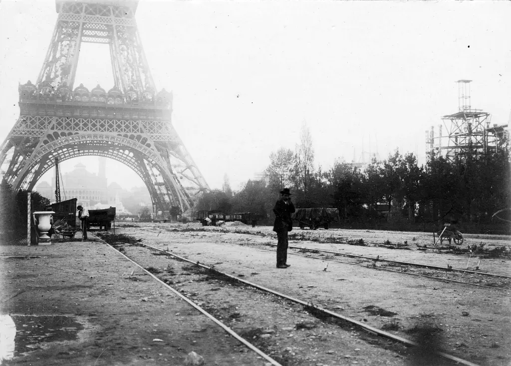 Vue du faisceau de voies du Champ de Mars avec la Tour Eiffel durant l'hiver 1899-1900 