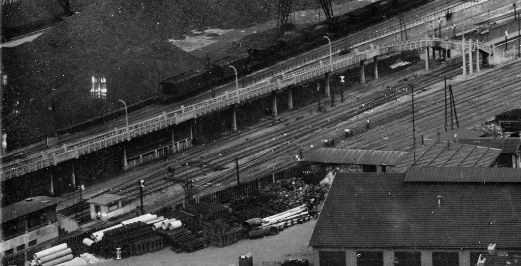 Vue panoramique de la passerelle d'accès à la rue d'Aubervilleirs de la station Est-Ceinture vers 1930 
